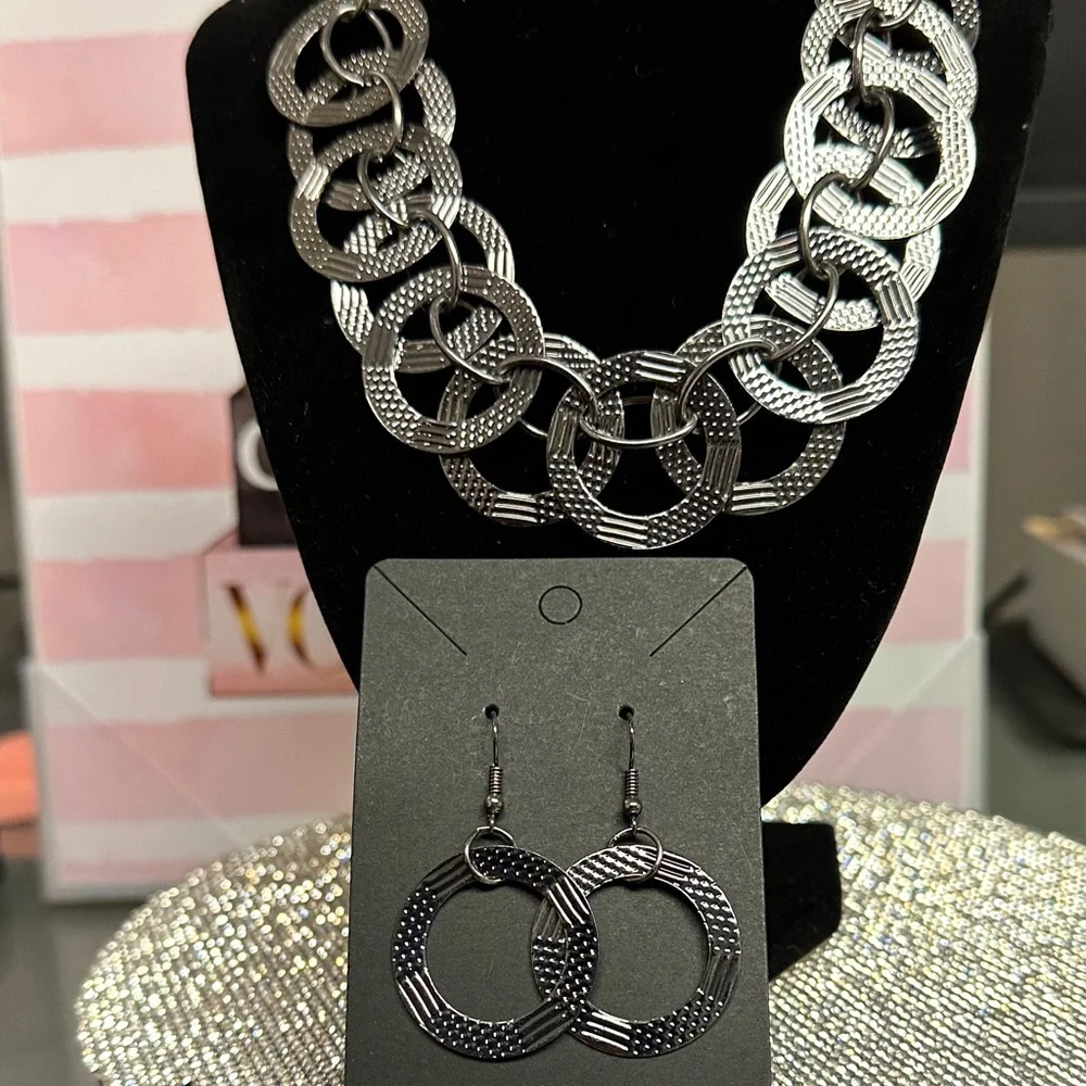 Elegant Silver Chain Link Necklace & earrings set - Picture 3 of 3